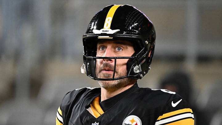 Pittsburgh Steelers quarterback Aaron Rodgers (8) 