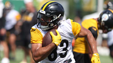 Jul 24, 2025; Latrobe, PA, USA;  Pittsburgh Steelers tight end Connor Heyward (83) participates in drills during training camp at Saint Vincent College. Mandatory Credit: Charles LeClaire-Imagn Images