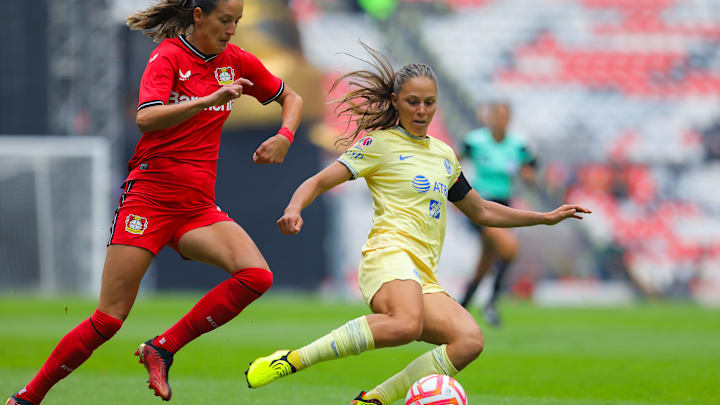 Milena Nikolic del Bayer 04 Leverkusen lucha por el balón con Janelly Farías del América durante un partido amistoso entre América y Bayer Leverkusen en el Estadio Azteca el 15 de julio de 2022 en la Ciudad de México, México.