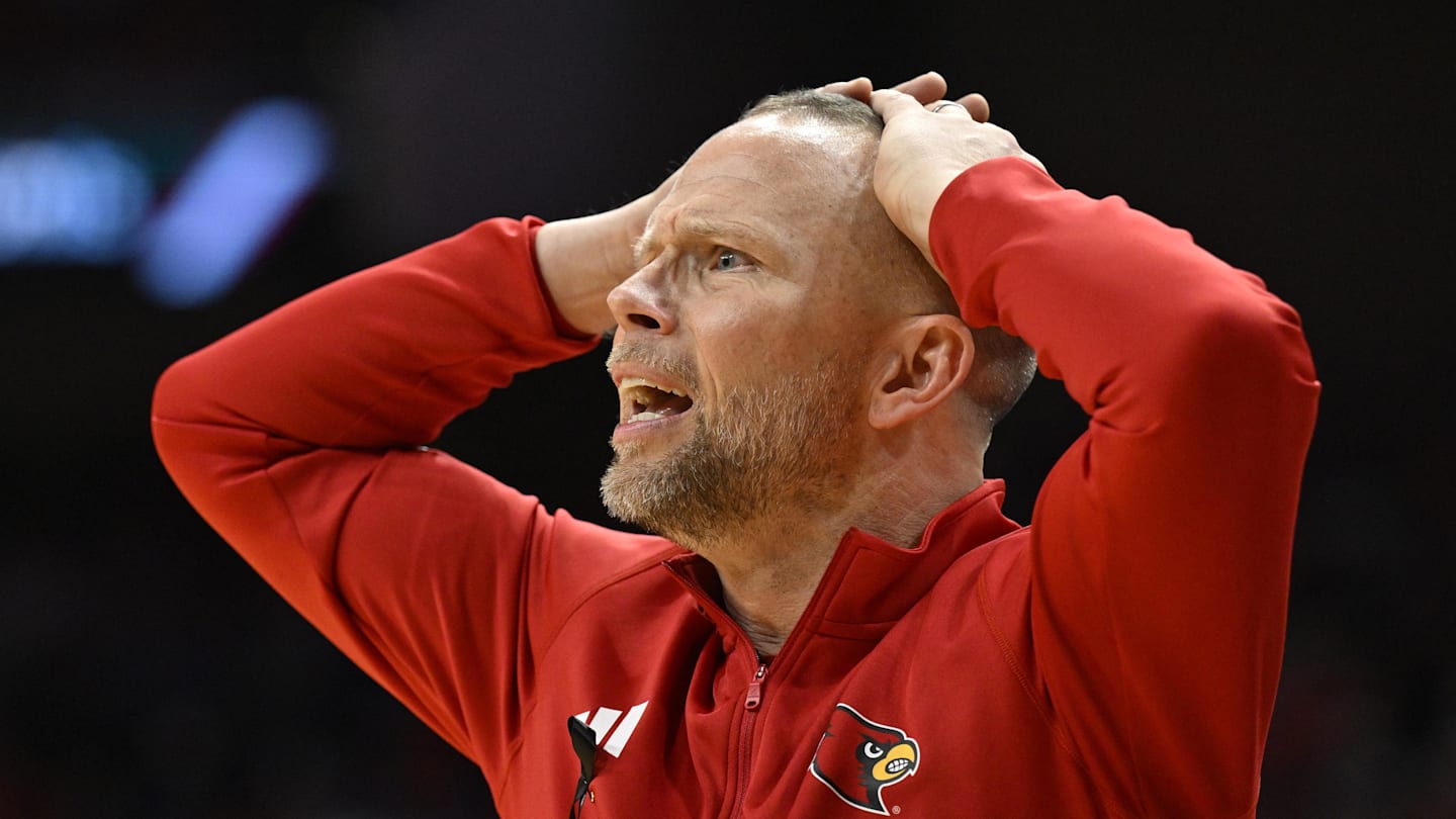 Louisville's Pat Kelsey Dislocates Finger Celebrating Win Over Kentucky thumbnail