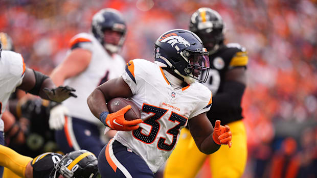 Denver Broncos running back Javonte Williams (33) carries the ball in the second half against the Pittsburgh Steelers.