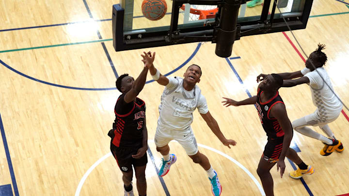 July 18, 2024; North Augusta, S.C., USA; Vegas Elite's Gavin Hightower (0) shoots the ball as Florida Rebels' Donovan Williams, Jr. (0) defends during the Florida Rebels and Vegas Elite game at the Nike Peach Jam at Riverview Park Activities Center. The Florida Rebels won 74-53. Mandatory Credit: Katie Goodale-USA TODAY Network July 18, 2024; North Augusta, S.C., USA; Vegas Elite's Gavin Hightower (0) shoots the ball as Florida Rebels' Donovan Williams, Jr. (0) defends during the Florida Rebels and Vegas Elite game at the Nike Peach Jam at Riverview Park Activities Center. The Florida Rebels won 74-53. Mandatory Credit: Katie Goodale-USA TODAY Network