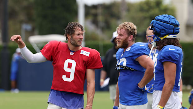 Los Angeles Rams quarterback Matthew Stafford (9) talks with wide receiver Cooper Kupp (10) and wide receiver Puka Nacua 