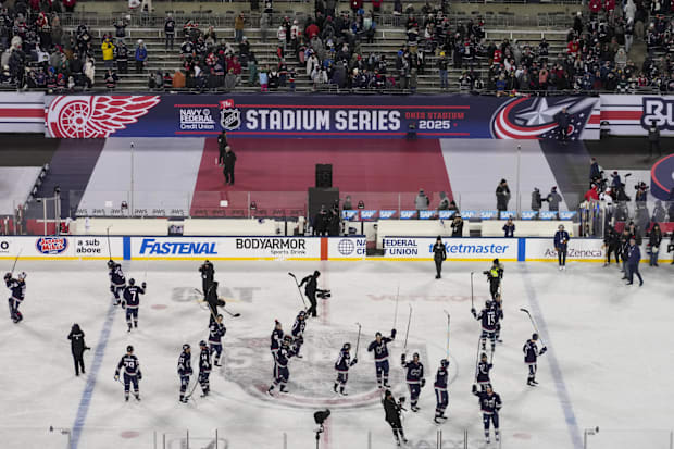 Players salute fans at NHL Stadium Serie