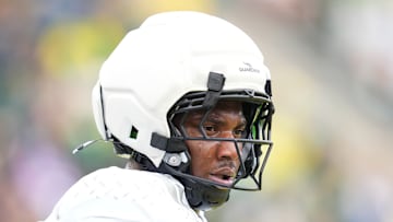 Oregon Ducks offensive tackle Isaiah World