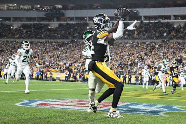 Pittsburgh Steelers WR George Pickens catches an 11-yard touchdown pass in front of New York Jets CB Brandin Echols.