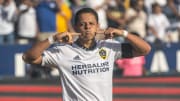 El jugador mexicano Javier 'Chicharito' Hernández celebra un gol con el LA Galaxy.