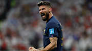 Olivier Giroud tape du poing sur la table.