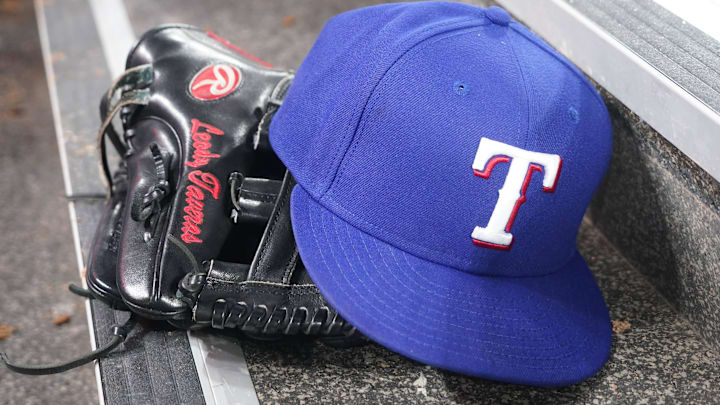 Ngày 26 tháng 7 năm 2024; Toronto, Ontario, CAN; Chiếc mũ và găng tay của cầu thủ Leody Taveras (3) của Texas Rangers trong trận đấu với Toronto Blue Jays tại Trung tâm Rogers. Ngày 26 tháng 7 năm 2024; Toronto, Ontario, CAN; Chiếc mũ và găng tay của cầu thủ Leody Taveras (3) của Texas Rangers trong trận đấu với Toronto Blue Jays tại Trung tâm Rogers.