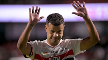 Jogador perdeu espaço com técnico Crespo