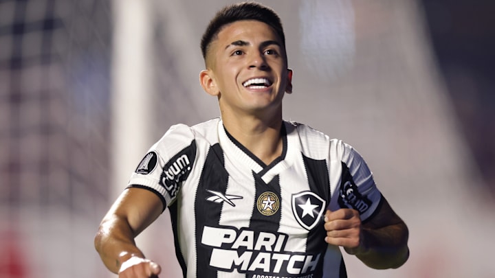 Thiago Almada está oficialmente de volta ao Botafogo