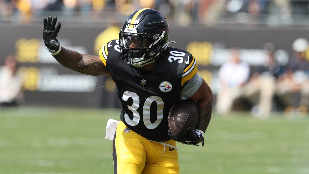 Sep 27, 2026; Pittsburgh, Pennsylvania, USA;  Pittsburgh Steelers running back Jaylen Warren (30) runs during the second quarter against the Cincinnati Bengals at Acrisure Stadium.  Mandatory Credit: Charles LeClaire-Imagn Images