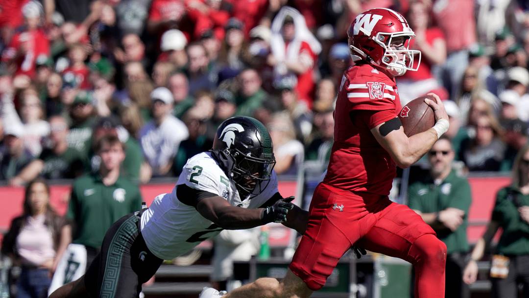 Wisconsin Badgers quarterback Colton Joseph