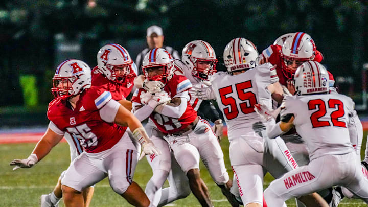 Arrowhead's Jebari Craig (17) runs up the middle during the game at home against Sussex Hamilton, Oct. 10, 2025, in Hartland, Wisconsin. Arrowhead won the game, 21-20.