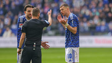 Edin Dzeko (r.) kann seinen Platzverweis kaum glauben