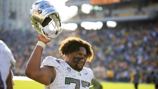 Oregon Ducks offensive lineman Iapani Laloulu (72) against the Arizona State Sun Devils