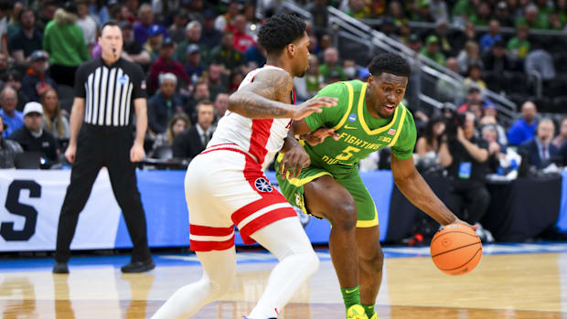 Oregon Ducks guard TJ Bamba (5) dribbles the ball against Arizona Wildcats