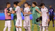 Jugadores de México celebran un triunfo ante Honduras.
