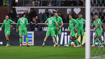 Haris Tabakovic (vierter von links) und Florian Neuhaus (vierter vor rechts) symbolisieren den Gladbacher-Aufschwung.