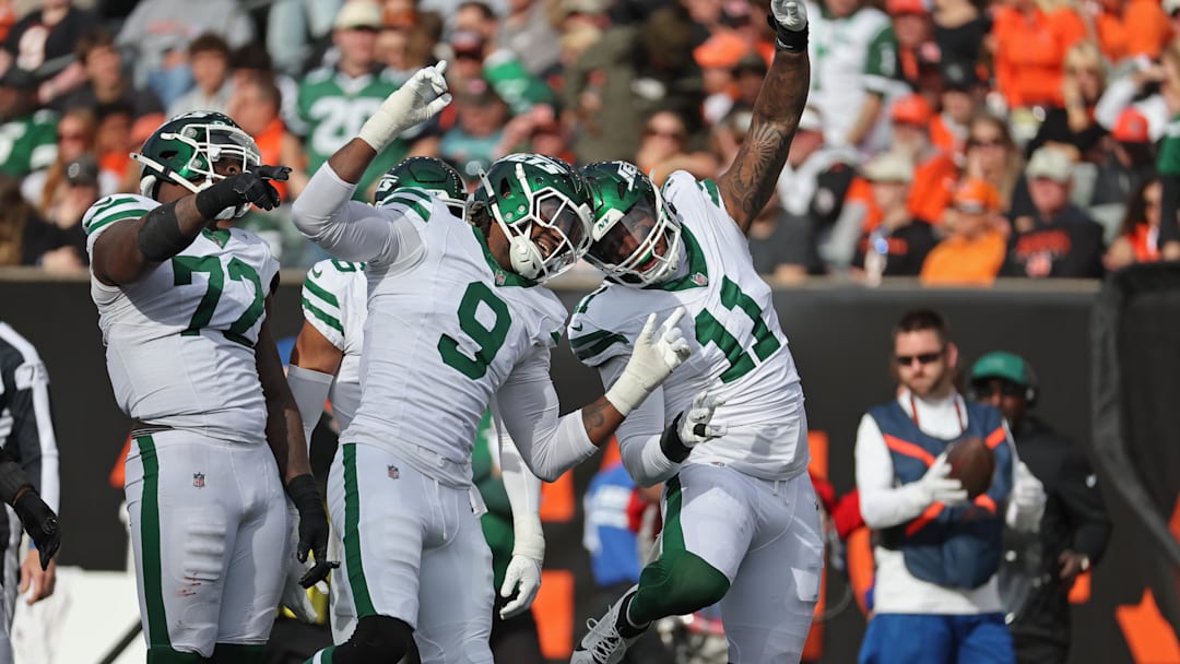 Oct 26, 2025; Cincinnati, Ohio, USA; New York Jets defensive end Will McDonald IV (9) and linebacker Jermaine Johnson (11) /celebrates during the fourth quarter against the Cincinnati Bengals at Paycor Stadium. Mandatory Credit: Joseph Maiorana-Imagn Images