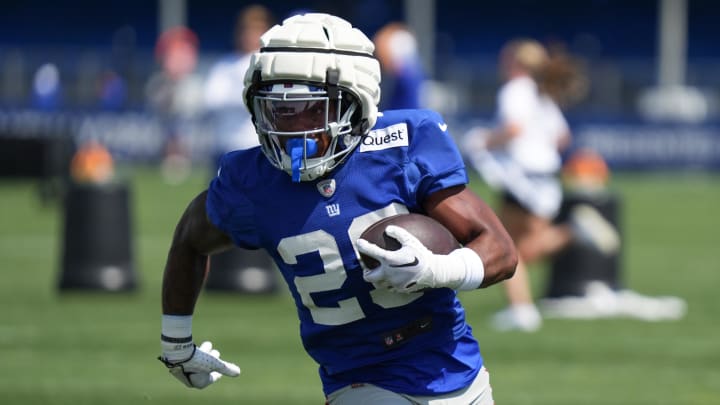 New York Giants running back Tyrone Tracy Jr. (29) carries a ball 