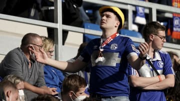 Auch die Schalker Fans waren kreativ beim Entfernen des alten Sponsors.