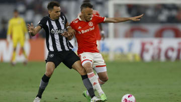 Botafogo e Inter se enfrentam pela rodada 18 do Brasileirão.