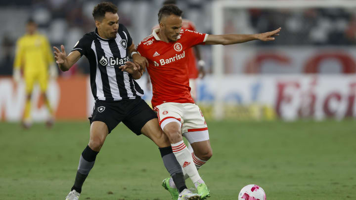 Botafogo e Inter se enfrentam pela rodada 18 do Brasileirão.