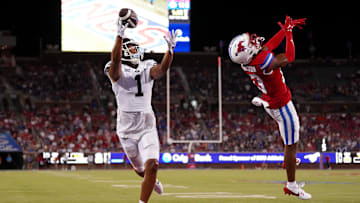 Keanu Hill hauls in a bobbling reception for a 2-point conversion vs SMU.