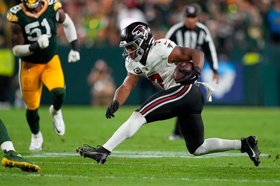 Bijan Robinson runs with the ball