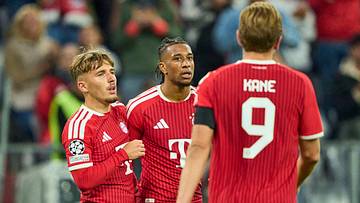 Holt sich im Training jede Menge Tipps vom etablierten Star ab: Lennart Karl und Michael Olise Holt sich im Training jede Menge Tipps vom etablierten Star ab: Lennart Karl und Michael Olise