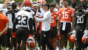 Jun 10, 2025; Berea, OH, USA; Cleveland Browns head coach Kevin Stefanski talks to the team during minicamp at CrossCountry Mortgage Campus. Mandatory Credit: Ken Blaze-Imagn Images