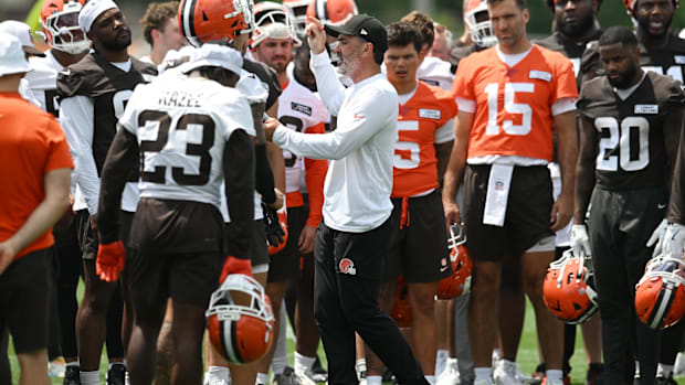 https://www.si.com/college/oregon/football/cleveland-browns-reporter-disrespects-rookie-quarterback-dillon-gabriel-shedeur-sa