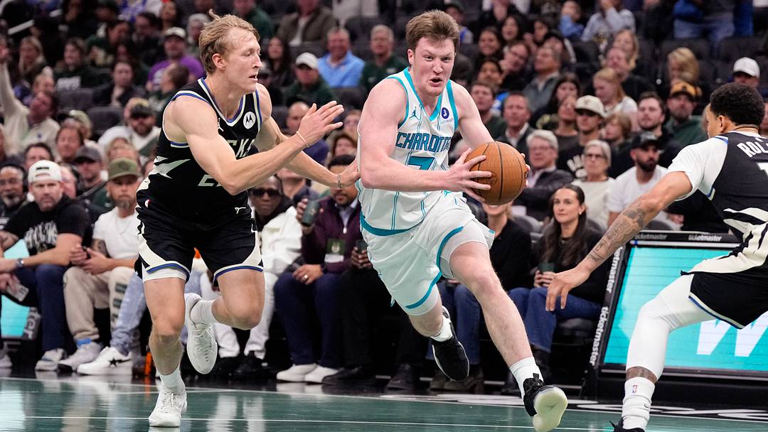 Nov 14, 2025; Milwaukee, Wisconsin, USA; Charlotte Hornets guard Kon Knueppel (7) drives towards the basket against Milwaukee Bucks guard AJ Green (20) during the first quarter at Fiserv Forum. Mandatory Credit: Jeff Hanisch-Imagn Images Nov 14, 2025; Milwaukee, Wisconsin, USA; Charlotte Hornets guard Kon Knueppel (7) drives towards the basket against Milwaukee Bucks guard AJ Green (20) during the first quarter at Fiserv Forum. Mandatory Credit: Jeff Hanisch-Imagn Images