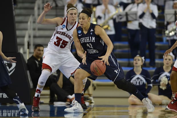 O atacante da BYU Cougars, Morgan Bailey (41), move a bola defendida pelo atacante de Nebraska Cornhuskers Jordan Hooper (35).