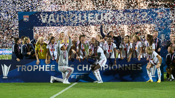 Premier trophée de la saison pour les Lyonnaises. Premier trophée de la saison pour les Lyonnaises.