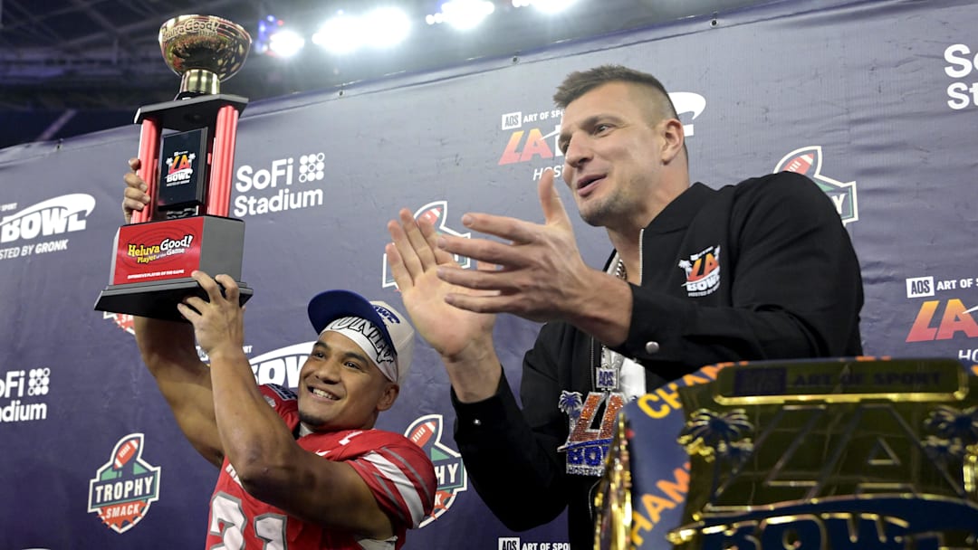 Dec 18, 2024; Inglewood, CA, USA; Rob Gronkowski applauds UNLV Rebels wide receiver Jacob De Jesus (21) as he was named offensive player of the game after defeating the California Golden Bears in the LA Bowl at SoFi Stadium. Mandatory Credit: Jayne Kamin-Oncea-Imagn Images Dec 18, 2024; Inglewood, CA, USA; Rob Gronkowski applauds UNLV Rebels wide receiver Jacob De Jesus (21) as he was named offensive player of the game after defeating the California Golden Bears in the LA Bowl at SoFi Stadium. Mandatory Credit: Jayne Kamin-Oncea-Imagn Images