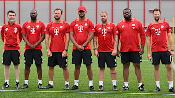 Das Trainerteam des FC Bayern muss einen Abschied hinnehmen.