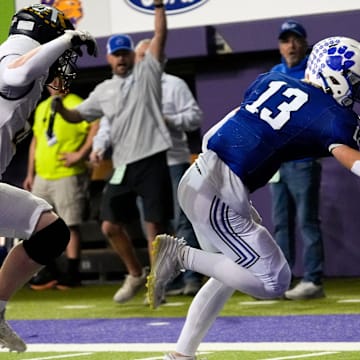 West Lyon’s Easton DeJong (13) runs into the endzone after catching a pass in a trick play Nov. 20, 2025 during the Class 1A state football championship against the Iowa City Regina Regals at the UNI-Dome in Cedar Falls, Iowa.