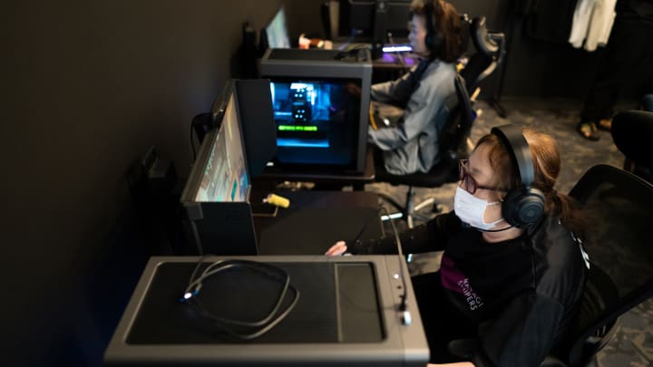 Elderly Professional E-Sports Players Gather For Training Session