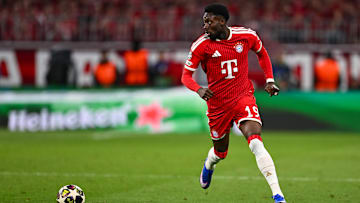 Alphonso Davies hat sich wieder verletzt Alphonso Davies hat sich wieder verletzt