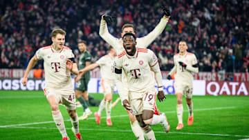 Alphonso Davies jubelt über das entscheidende Tor