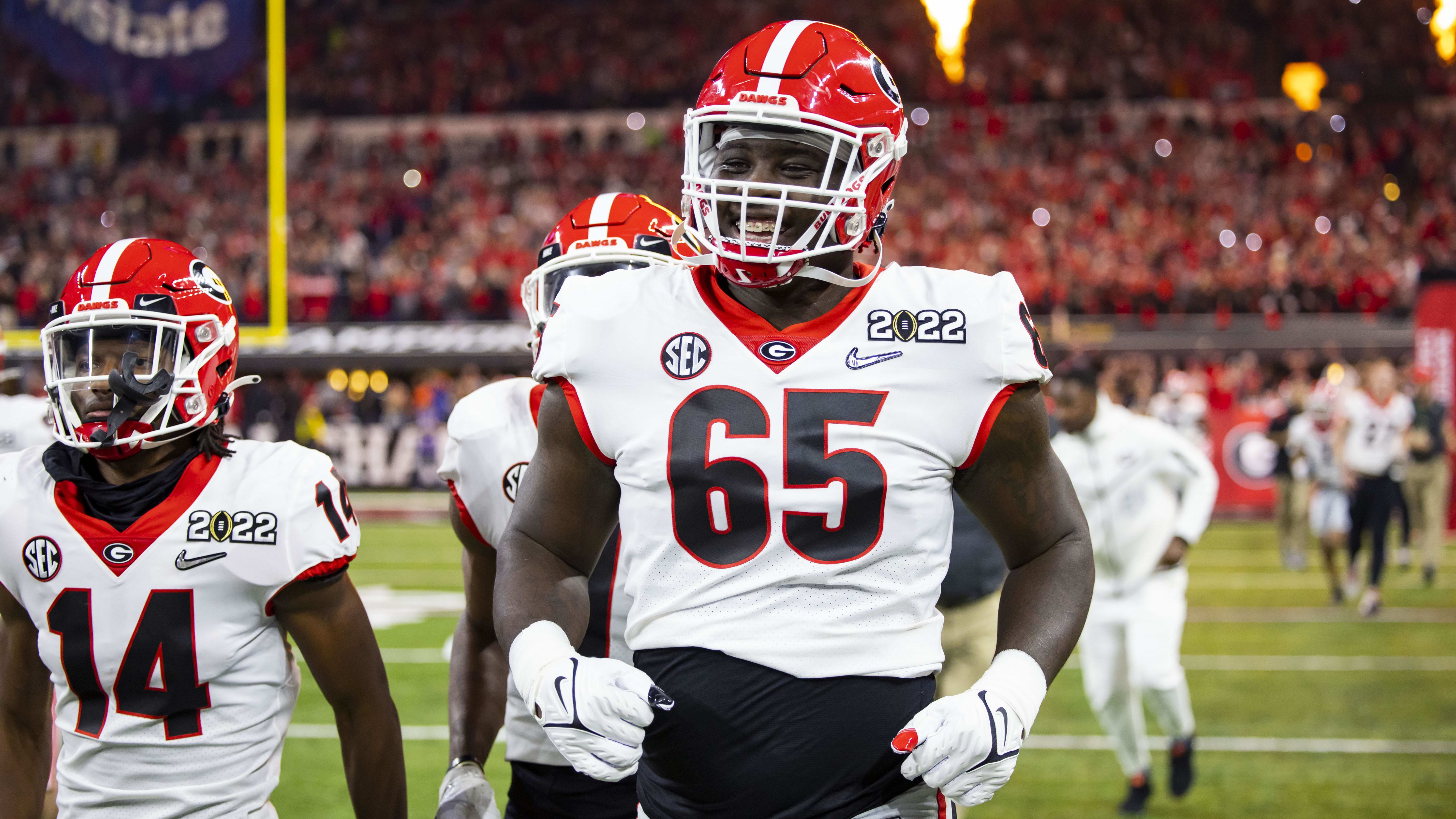 Georgia Bulldogs offensive lineman Amarius Mims (65) exits the field.