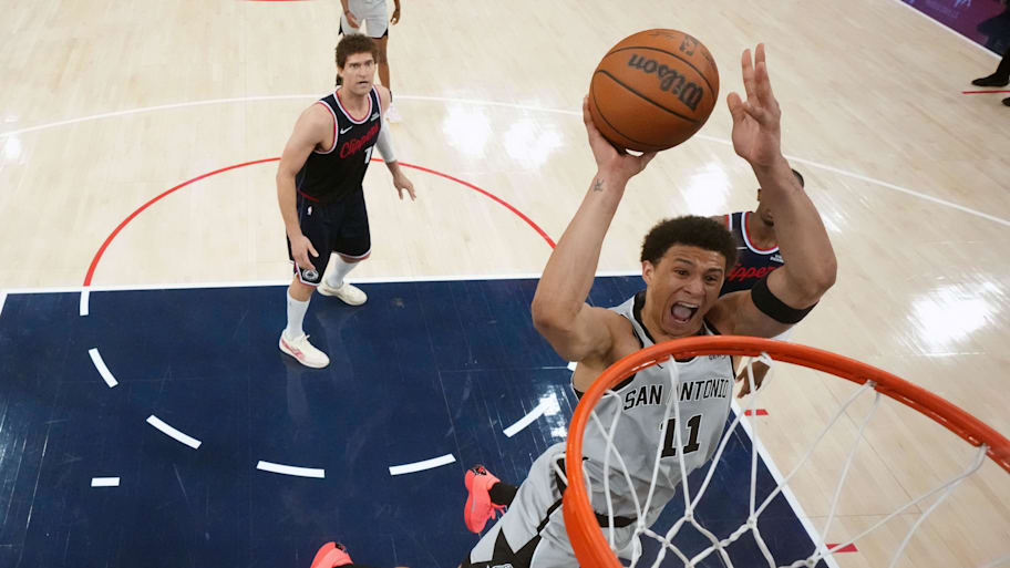 Spurs forward Carter Bryant shoots the ball against the Clippers.