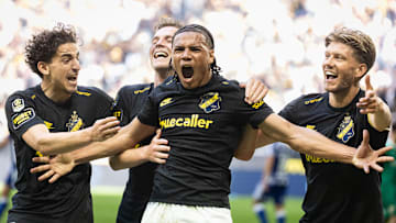 Kevin Filling wird von den Kollegen gefeiert Kevin Filling wird von den Kollegen gefeiert