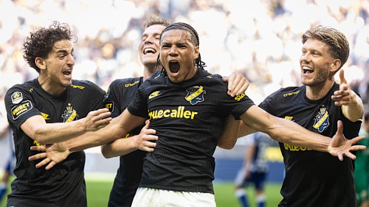 Kevin Filling wird von den Kollegen gefeiert Kevin Filling wird von den Kollegen gefeiert