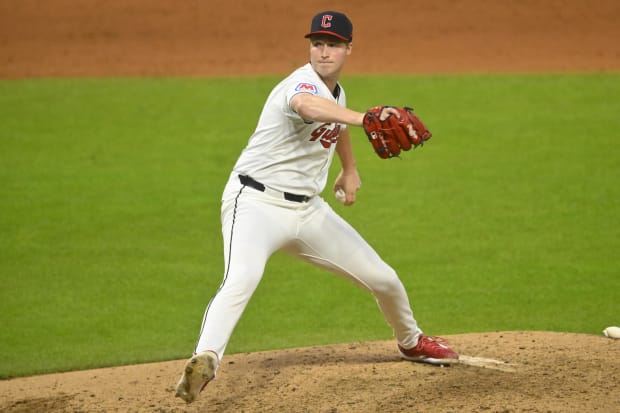 Tim Herrin throws a pitch 