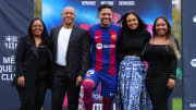 Vitor Roque y su esposa Dayana Lins (a la derecha), más otros familiares del jugador, durante su presentación en el FC Barcelona