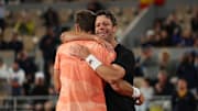 El tenista argentino Horacio Zeballos abraza en llanto a su compañero Marcel Granollers al coronarse campeones de dobles en Roland Garros.