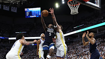 Anthony Edwards en su camino al aro frente a los Warriors.